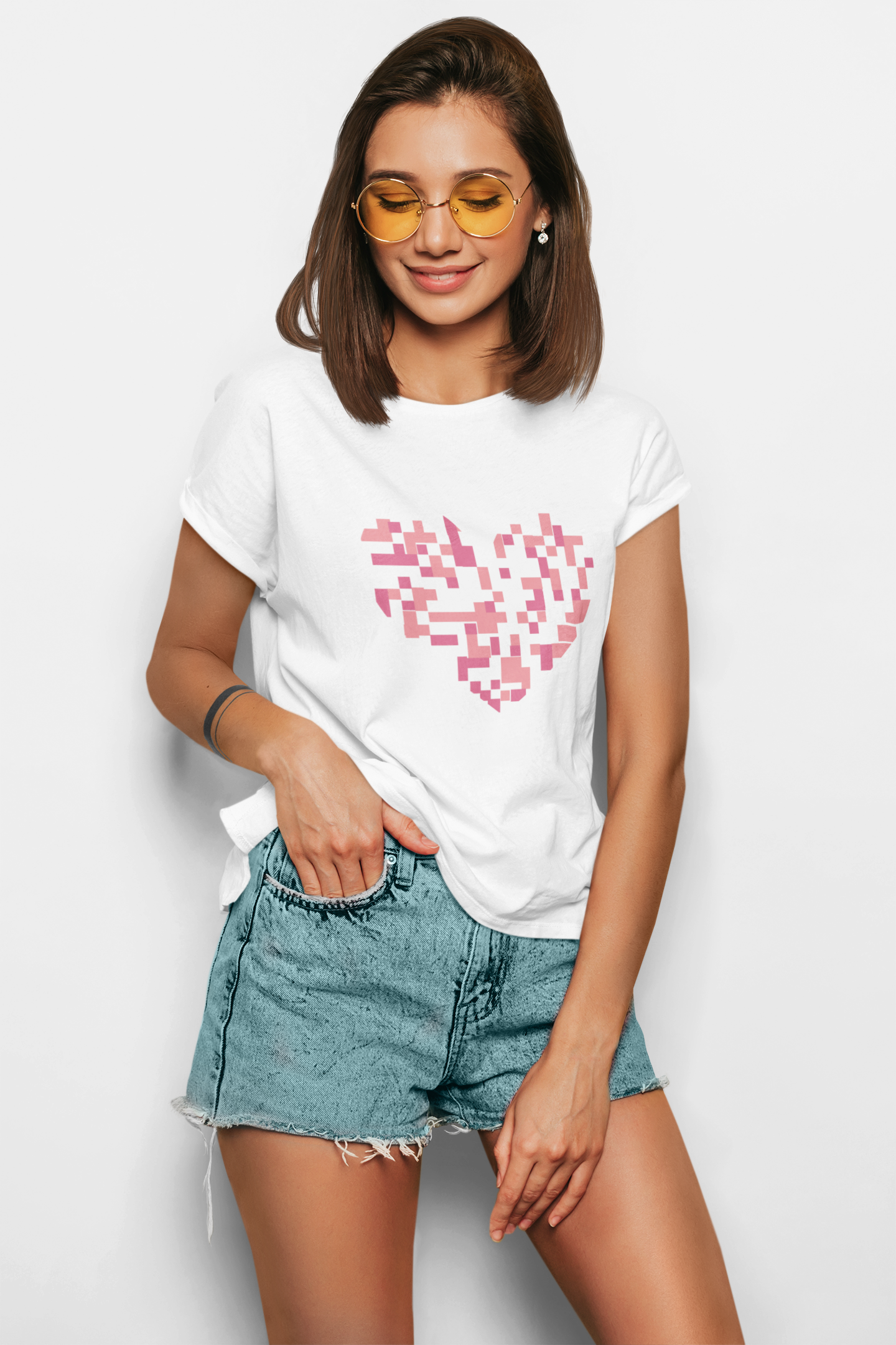 WOMEN'S T-SHIRT WHITE: HEARTS PATTERN AT CENTER